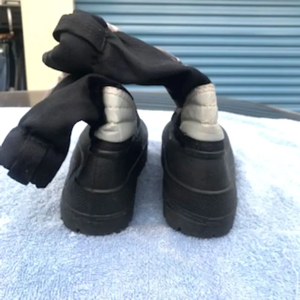 Size: 11Y Snow Boots . Insulated Waterproof . Boys Girls PLC Thermolite . Used